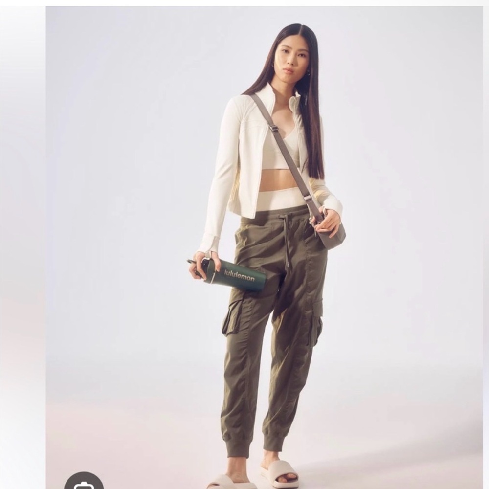 Lululemon Dance Studio Relaxed-Fit
Mid-Rise Cargo Jogger
Army Green size m